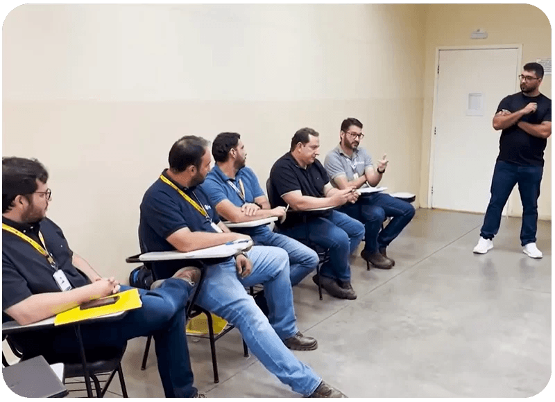 Participantes da Clealco em uma sala de treinamento com instrutor à frente.